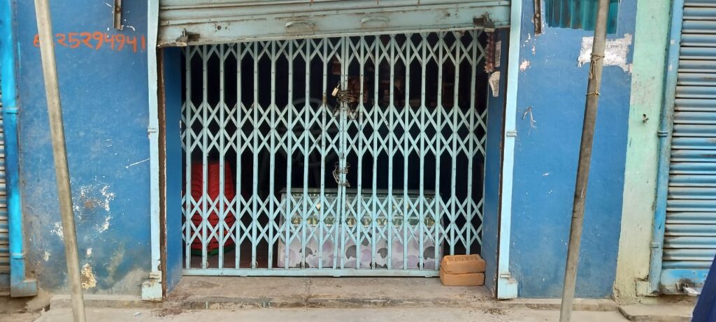 आभूषण दुकान में चोरी का प्रयास, आयरन गेट में अंदर से लगे ताला नही तोड़ पाए चोर आभूषण दुकान में चोरी का प्रयास, आयरन गेट में अंदर से लगे ताला नही तोड़ पाए चोर
