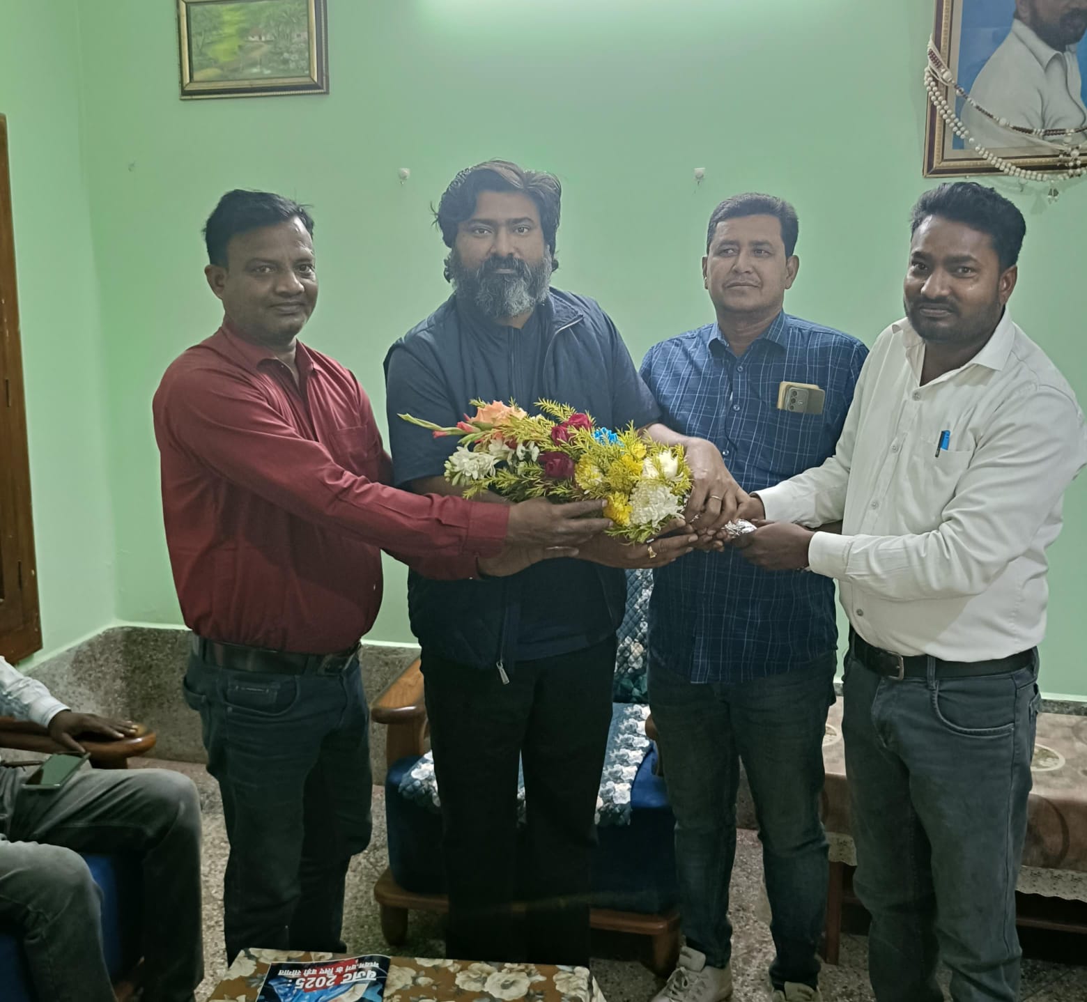 झारखंड मुक्ति मोर्चा के नवनिर्वाचित प्रखंड एवं नगर अध्यक्षों ने सांसद विजय हांसदा से की मुलाकात