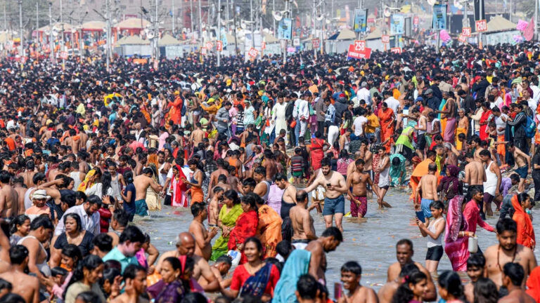 महाशिवरात्रि पर महाकुंभ का अंतिम स्नान: संगम पर आस्था का महासंगम, मेला क्षेत्र बना नो-व्हीकल जोन