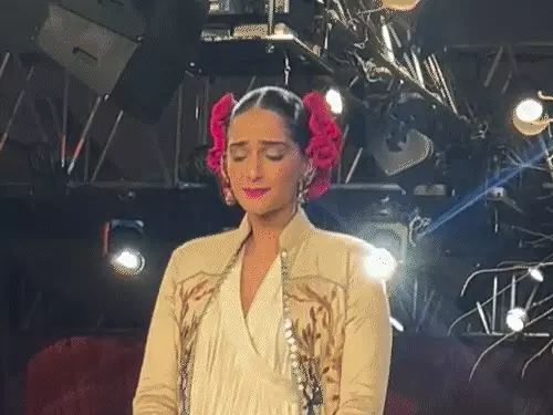 रैंप वॉक के दौरान इमोशनल हुईं सोनम कपूर: फैशन डिजाइनर रोहित बल को याद कर छलके आंसू, सोशल मीडिया पर यूजर्स ने किया ट्रोल