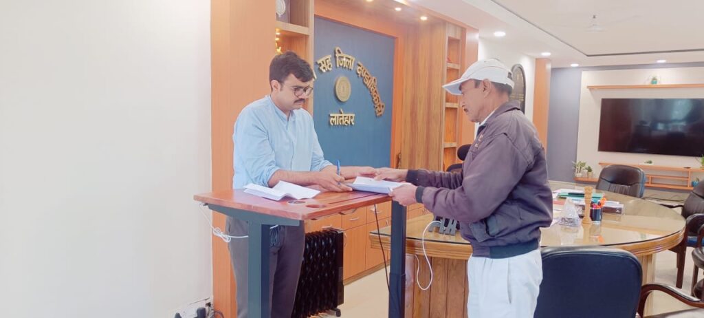 लातेहार:उपायुक्त ने सुनी ग्रामीणों की समस्या, निदान को लेकर दिए आवश्यक दिशा-निर्देश लातेहार:उपायुक्त ने सुनी ग्रामीणों की समस्या, निदान को लेकर दिए आवश्यक दिशा-निर्देश