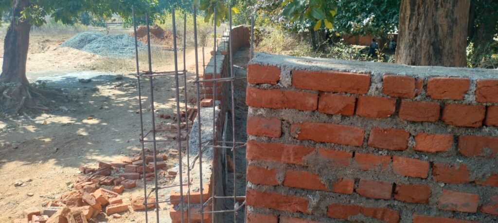 मायापुर पहाड़कोचा में चारदीवारी निर्माण में घटिया सामग्री का इस्तेमाल,सरकारी योजना पर उठे सवाल मायापुर पहाड़कोचा में चारदीवारी निर्माण में घटिया सामग्री का इस्तेमाल,सरकारी योजना पर उठे सवाल