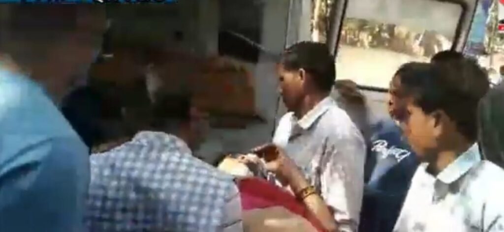 मनिका:कार की टक्कर से बाइक सवार तीन लोग गंभीर रूप से घायल मनिका:कार की टक्कर से बाइक सवार तीन लोग गंभीर रूप से घायल