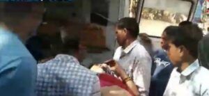 मनिका:कार की टक्कर से बाइक सवार तीन लोग गंभीर रूप से घायल