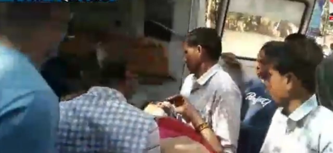 मनिका:कार की टक्कर से बाइक सवार तीन लोग गंभीर रूप से घायल