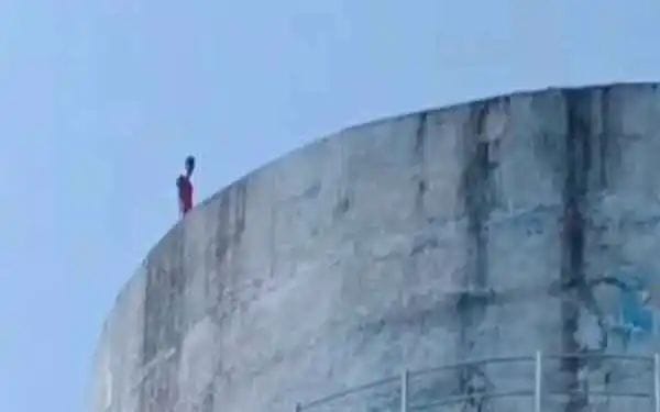 फटी जींस पहनने से रोका तो युवक चढ़ा पानी की टंकी पर, घंटों तक करता रहा हंगामा फटी जींस पहनने से रोका तो युवक चढ़ा पानी की टंकी पर, घंटों तक करता रहा हंगामा