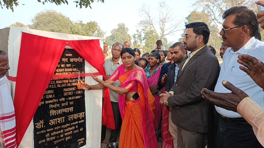 घाघरा प्रखंड के केचूहरू गांव में सीसीएल सीएसआर मद से सड़क सहित विभिन्न योजनाओं का शिलान्यास