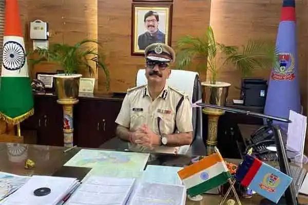 पुलिस वर्दी में लापरवाही बर्दाश्त नहीं, डीजीपी ने जारी किया सख्त आदेश पुलिस वर्दी में लापरवाही बर्दाश्त नहीं, डीजीपी ने जारी किया सख्त आदेश