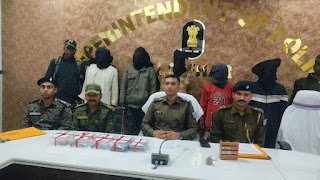 लातेहार पुलिस ने अमन साहू गिरोह के पांच अपराधियों को हथियारों के साथ दबोचा लातेहार पुलिस ने अमन साहू गिरोह के पांच अपराधियों को हथियारों के साथ दबोचा