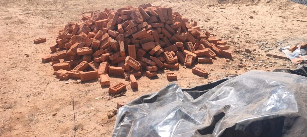 मायापुर पहाड़कोचा में चारदीवारी निर्माण में घटिया सामग्री का इस्तेमाल,सरकारी योजना पर उठे सवाल