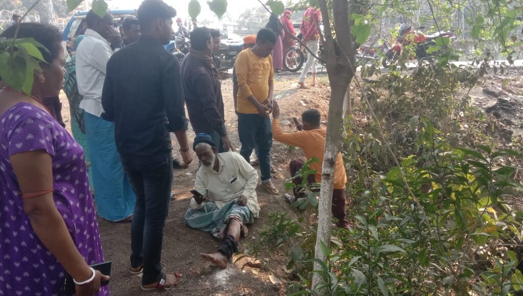 तेज रफ्तार टोटो पलटने से महिला गंभीर रूप से घायल, रेफर तेज रफ्तार टोटो पलटने से महिला गंभीर रूप से घायल, रेफर
