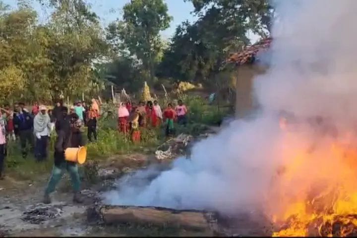 धनबाद: मां भगवती मैन्युफैक्चरिंग यूनिट में भीषण आग, लाखों का नुकसान धनबाद: मां भगवती मैन्युफैक्चरिंग यूनिट में भीषण आग, लाखों का नुकसान