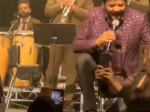 उदित नारायण का लाइव शो विवाद: लड़की को किस करने पर हुई ट्रोलिंग, गायक ने दी सफाई उदित नारायण का लाइव शो विवाद: लड़की को किस करने पर हुई ट्रोलिंग, गायक ने दी सफाई