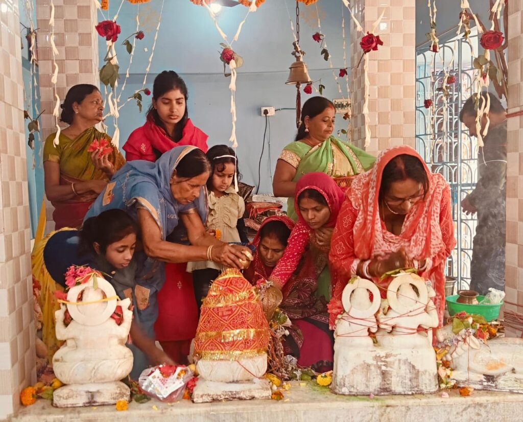 महाशिवरात्रि पर शिवमय हुआ बरहरवा, भक्तों ने किया जलाभिषेक