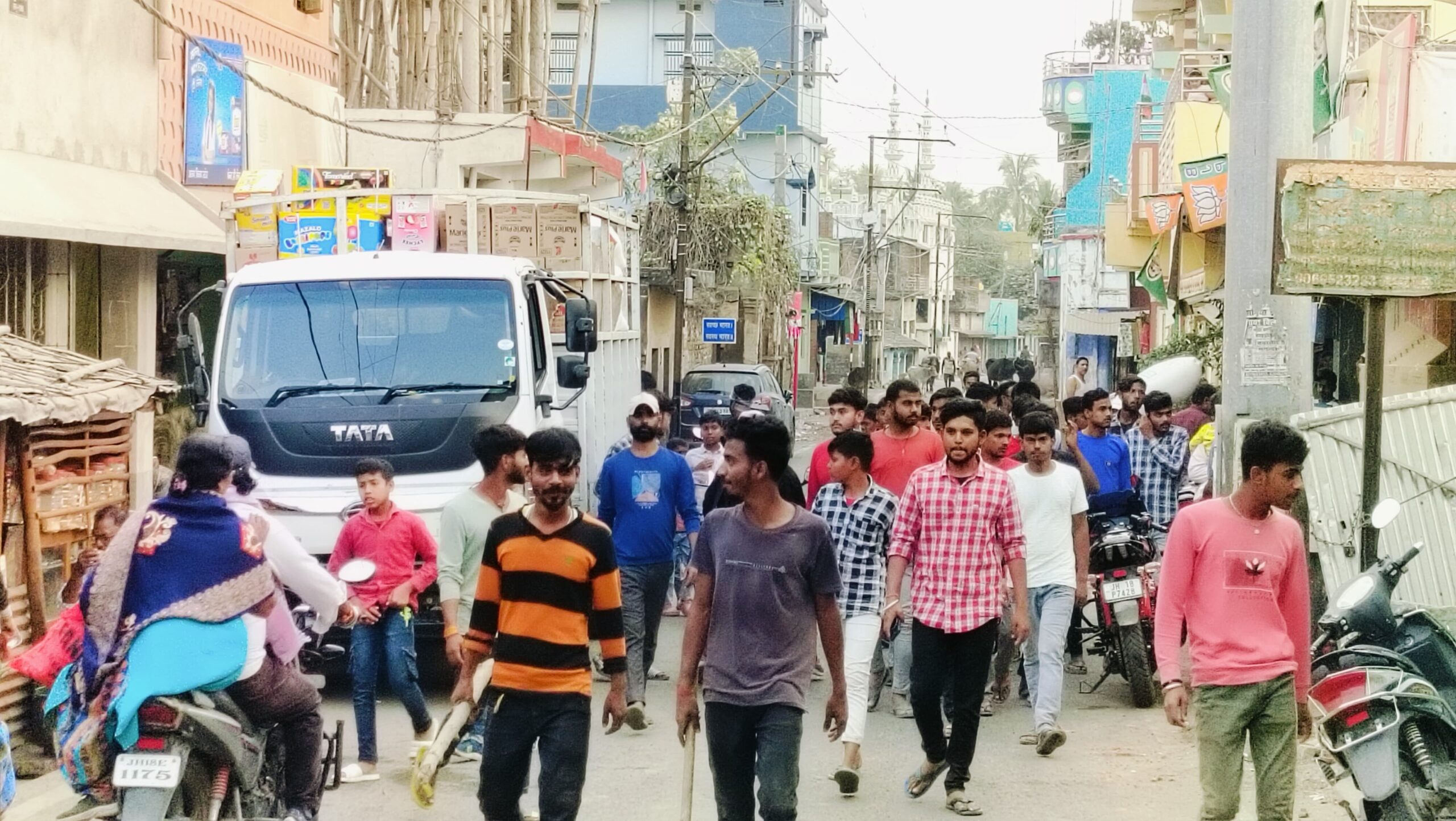 सड़क दुघर्टना में हुई मौत के बाद मृतक के परिजनों एवं ग्रामीणों ने बोरियो-साहिबगंज मुख्य सड़क के मरचो के पास किया घंटो सड़क जाम।
