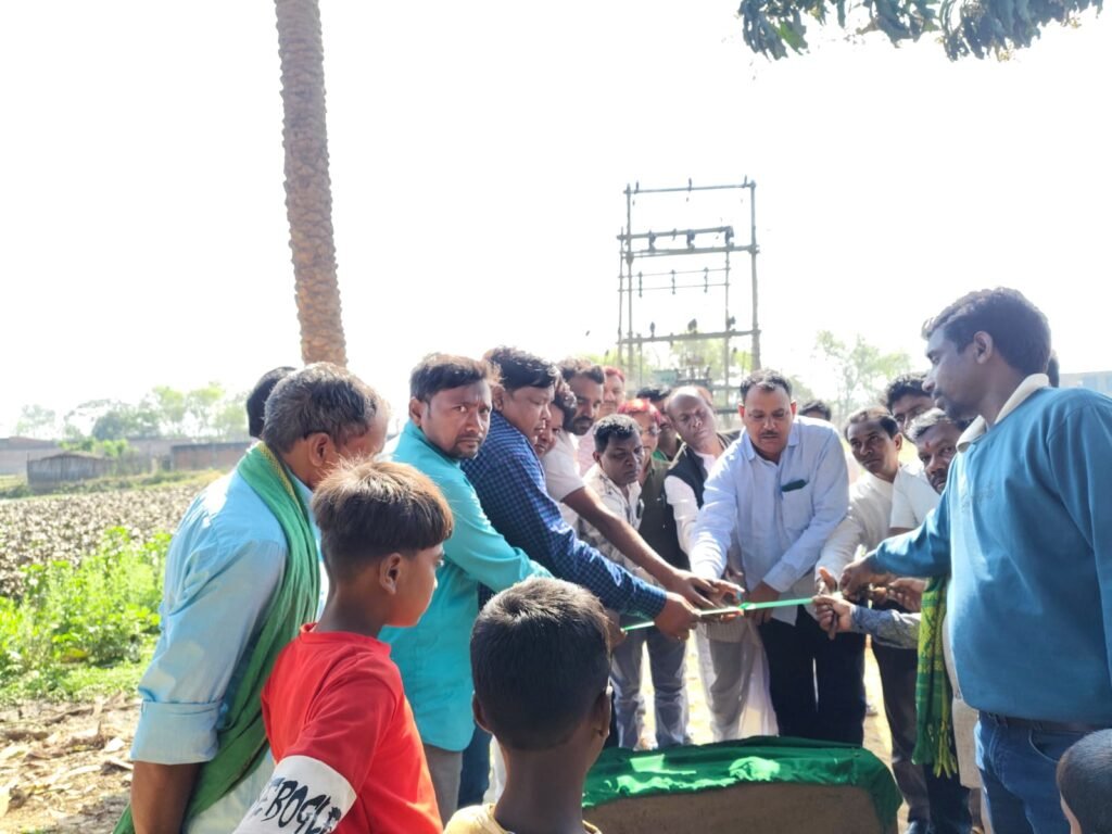 विधायक प्रतिनिधि ने लाखों की लागत से बनने वाली योजनाओं का किया शिलान्यास विधायक प्रतिनिधि ने लाखों की लागत से बनने वाली योजनाओं का किया शिलान्यास