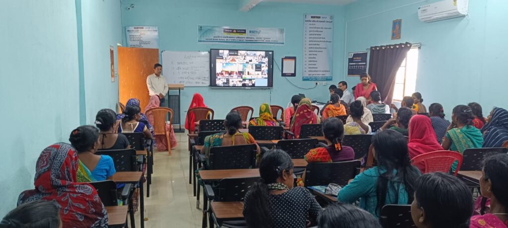 प्रधानमंत्री नरेंद्र मोदी ने वेबिनार के माध्यम से किसानों को किया संबोधित,कृषि विकास के लिए नई योजनाओं की घोषणा प्रधानमंत्री नरेंद्र मोदी ने वेबिनार के माध्यम से किसानों को किया संबोधित,कृषि विकास के लिए नई योजनाओं की घोषणा