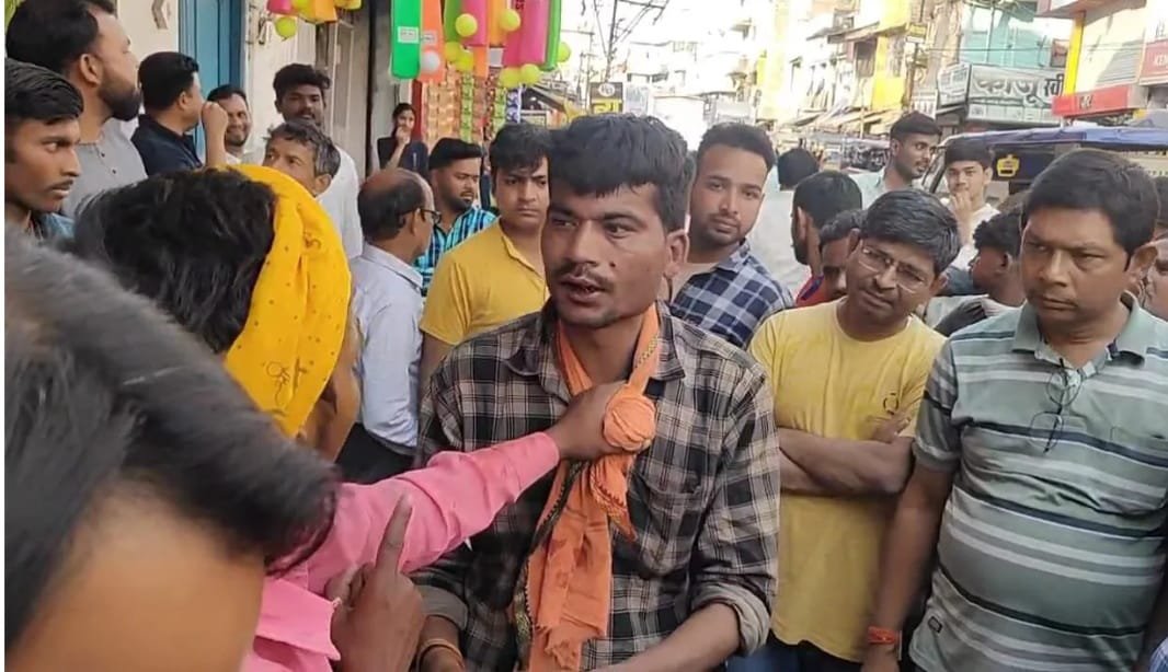गढ़वा में दिनदहाड़े अज्ञात लुटेरों ने राहगीर से 2.5 लाख रूपये लुट ली, पीड़ित ने भागते लुटेरे को धर दबोचा गढ़वा में दिनदहाड़े अज्ञात लुटेरों ने राहगीर से 2.5 लाख रूपये लुट ली, पीड़ित ने भागते लुटेरे को धर दबोचा