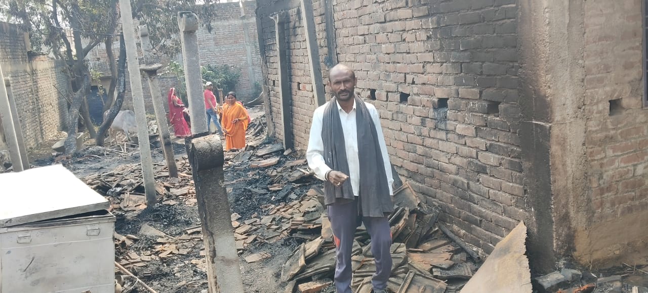 गांधीनगर में भीषण आग, छह घर जलकर राख