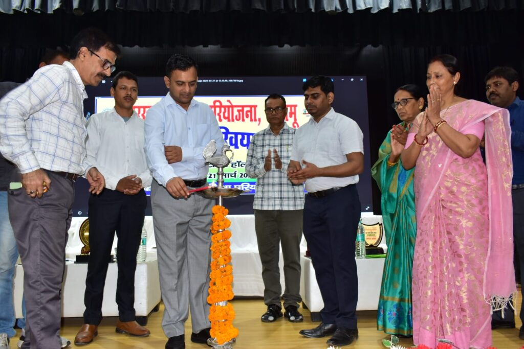 स्कूल के सुचारू संचालन एवं बच्चों को गुणवत्तापूर्ण शिक्षा दिलाने में मुखिया की अहम भूमिका : उपायुक्त स्कूल के सुचारू संचालन एवं बच्चों को गुणवत्तापूर्ण शिक्षा दिलाने में मुखिया की अहम भूमिका : उपायुक्त