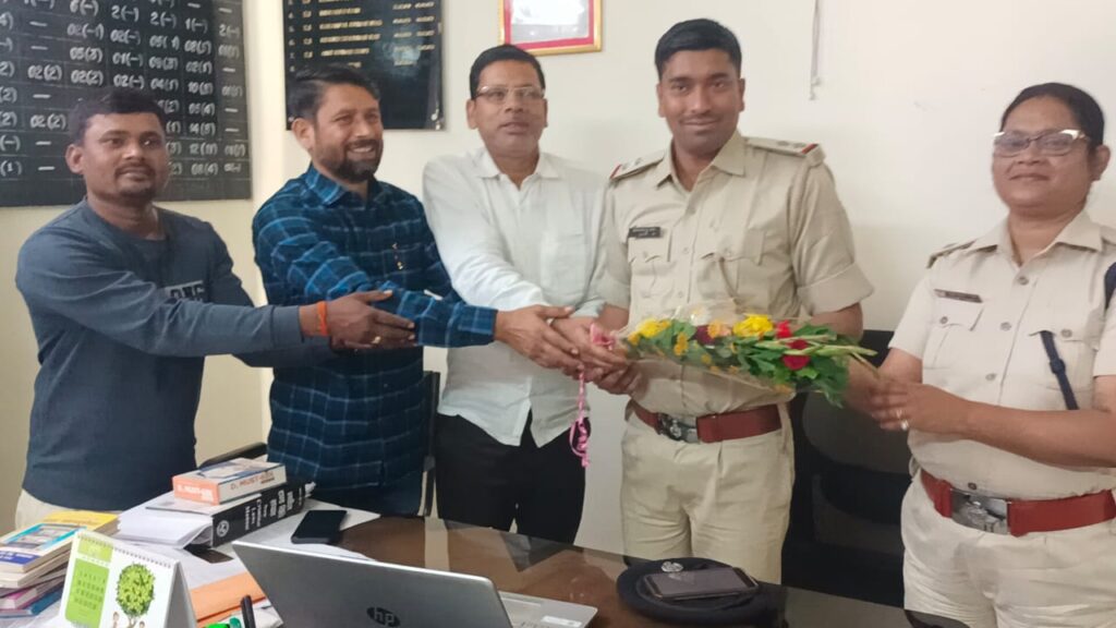 सतबरवा थाना में नए थाना प्रभारी का योगदान,जनप्रतिनिधियों ने किया स्वागत सतबरवा थाना में नए थाना प्रभारी का योगदान,जनप्रतिनिधियों ने किया स्वागत