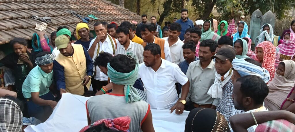 मृतक के परिवार से मिले झामुमो परिवार मृतक के परिवार से मिले झामुमो परिवार