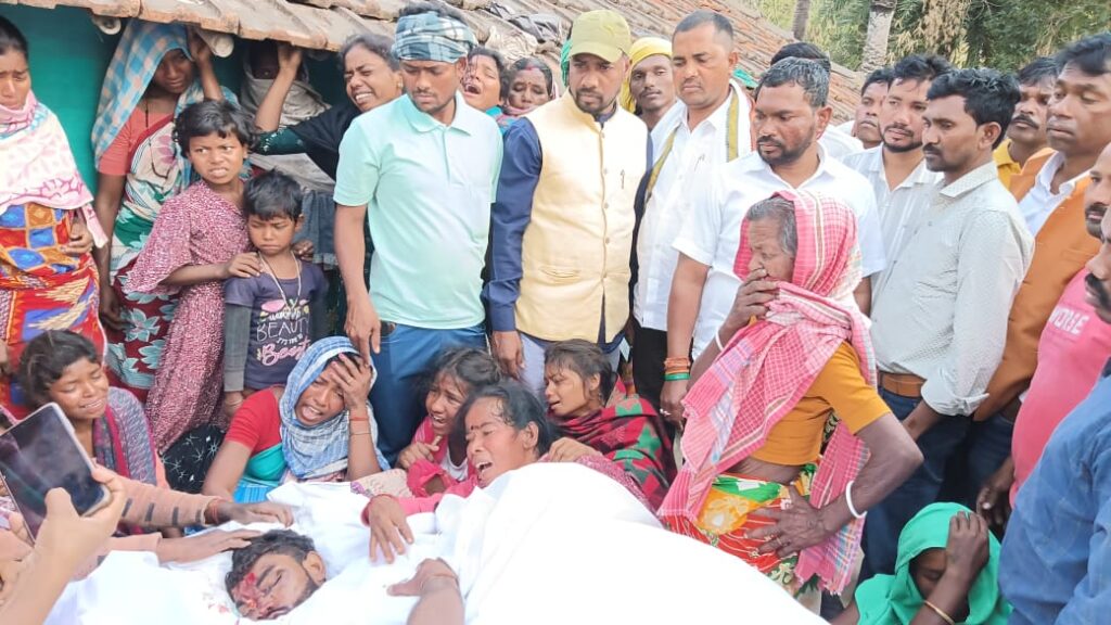 मृतक के परिवार से मिले झामुमो परिवार मृतक के परिवार से मिले झामुमो परिवार