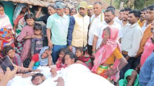 मृतक के परिवार से मिले झामुमो परिवार