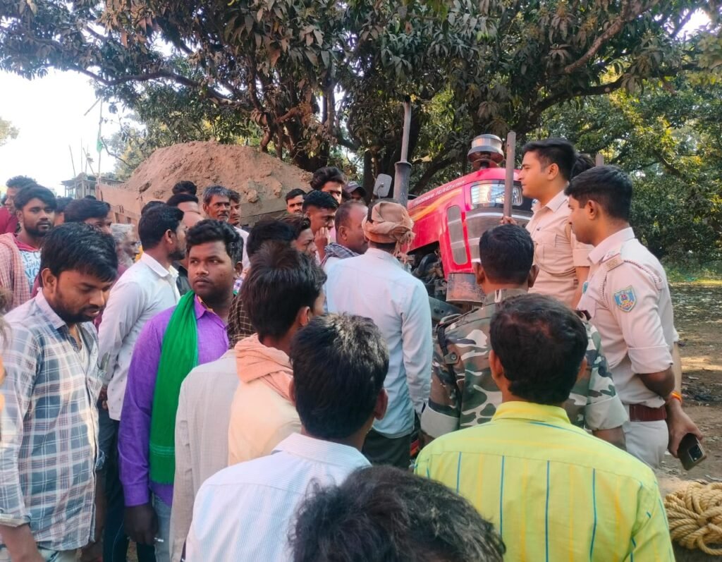 मिट्टी लदा ट्रैक्टर ने मारी टक्कर,बाईक व साइकिल क्षतिग्रस्त