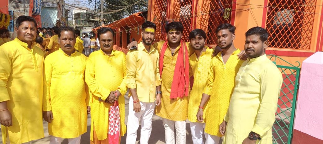 बरहरवा में नौ कुण्डीय गायत्री महायज्ञ हेतु भव्य कलश यात्रा निकाली गई बरहरवा में नौ कुण्डीय गायत्री महायज्ञ हेतु भव्य कलश यात्रा निकाली गई