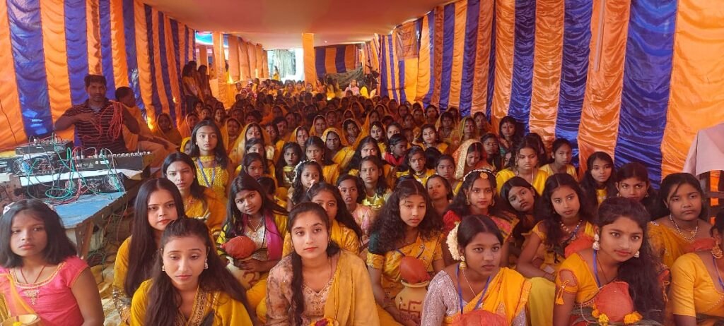 बरहरवा में नौ कुण्डीय गायत्री महायज्ञ हेतु भव्य कलश यात्रा निकाली गई बरहरवा में नौ कुण्डीय गायत्री महायज्ञ हेतु भव्य कलश यात्रा निकाली गई