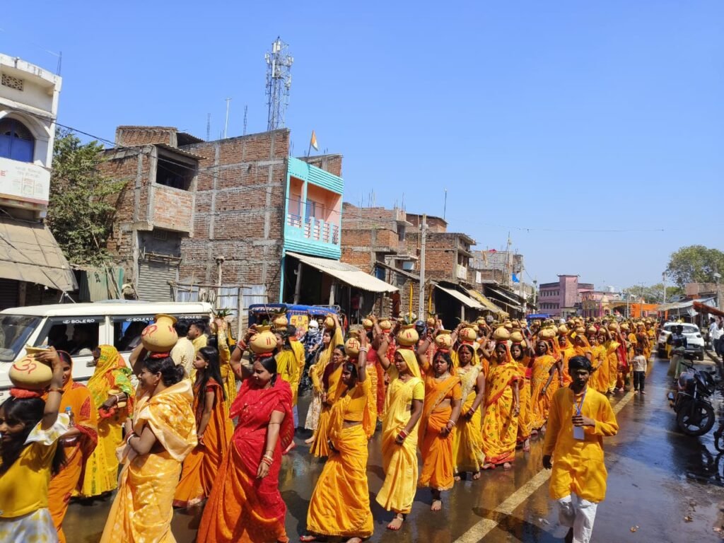 बरहरवा में नौ कुण्डीय गायत्री महायज्ञ हेतु भव्य कलश यात्रा निकाली गई बरहरवा में नौ कुण्डीय गायत्री महायज्ञ हेतु भव्य कलश यात्रा निकाली गई