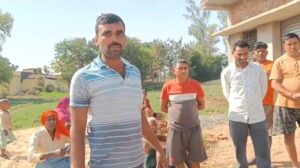 जनवितरण प्रणाली दुकानदार की मनमानी से ग्राहकों में आक्रोश