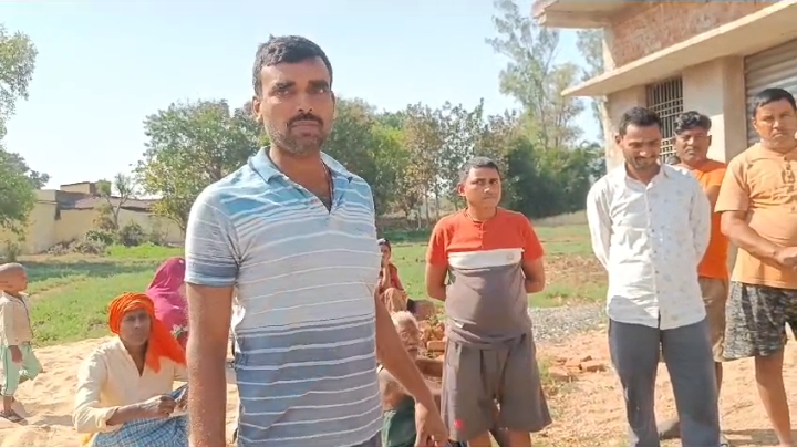 जनवितरण प्रणाली दुकानदार की मनमानी से ग्राहकों में आक्रोश जनवितरण प्रणाली दुकानदार की मनमानी से ग्राहकों में आक्रोश