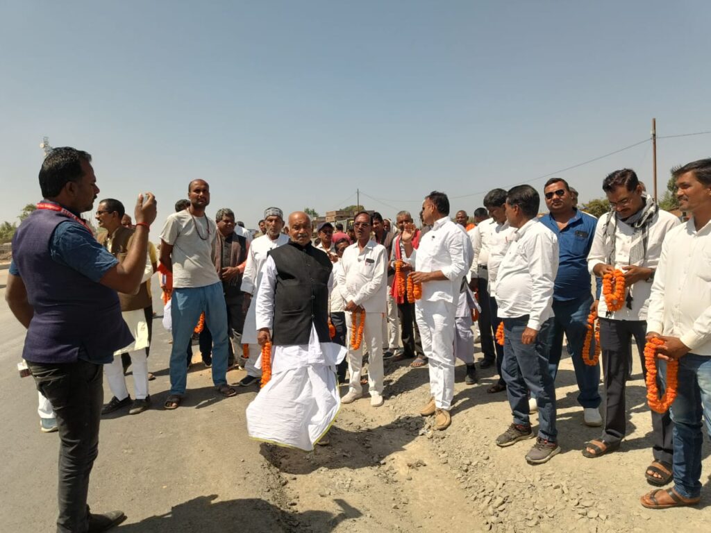 झारखंड भ्रमण के दौरान श्री के राजू,सुबोध कांत सहाय,एवं प्रदेश कांग्रेस अध्यक्ष केशव महतो कमलेश का लहलहे बस स्टैंड में किया गया भव्य स्वागत