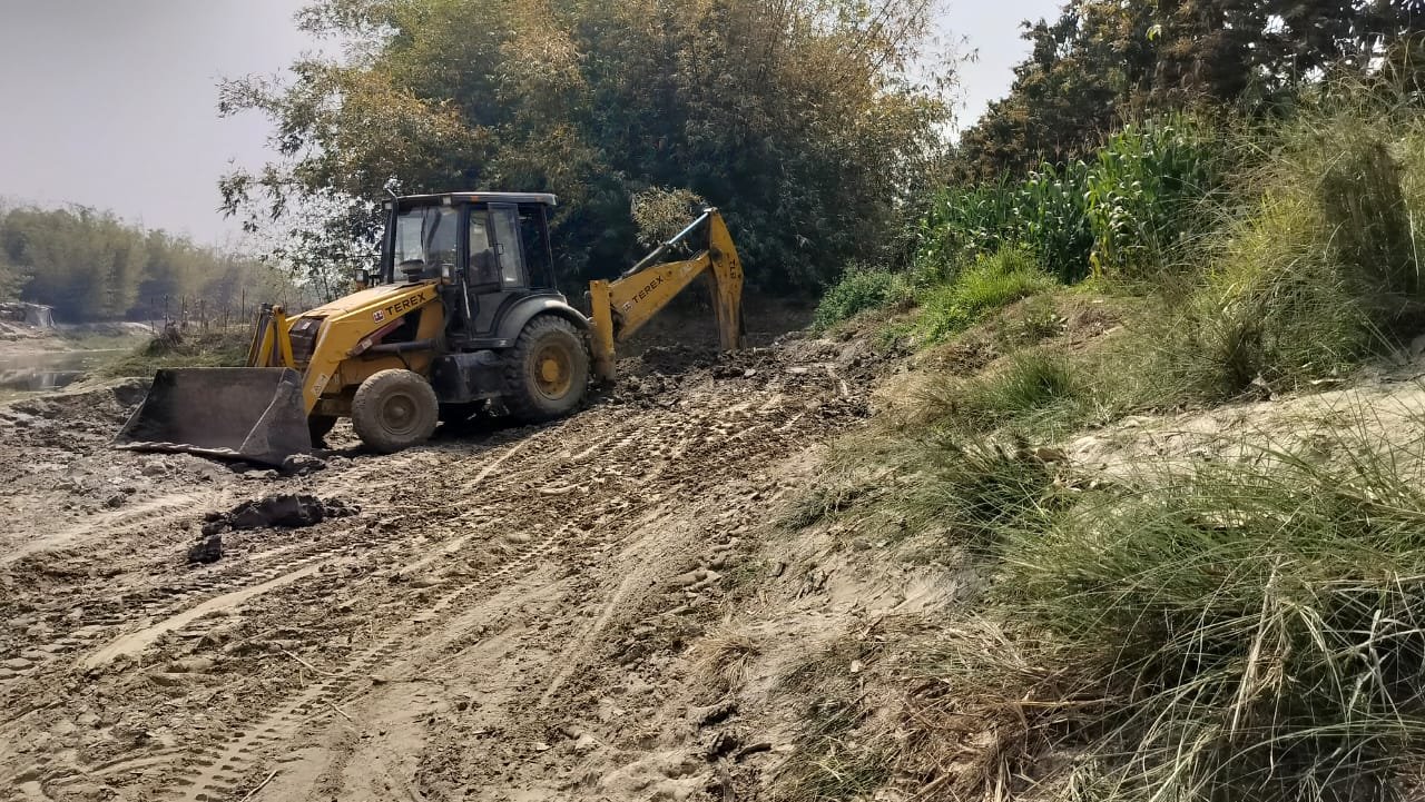 कार्रवाई के बाद भी उधवा में जेसीबी से मिट्टी खनन जारी कार्रवाई के बाद भी उधवा में जेसीबी से मिट्टी खनन जारी