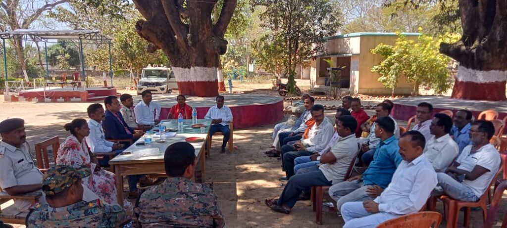 गारु थाना परिसर में शांति समिति की बैठक आयोजित गारु थाना परिसर में शांति समिति की बैठक आयोजित