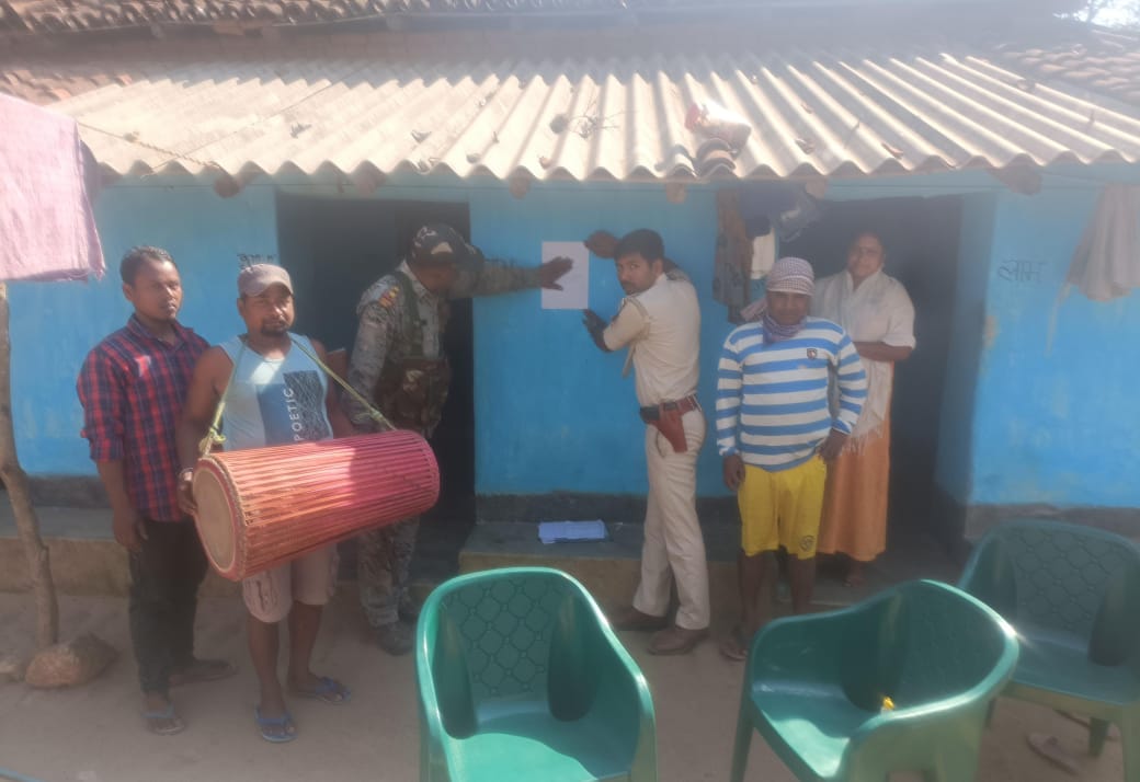 फरार अभियुक्त के खिलाफ पुलिस की बड़ी कार्रवाई, गारु में न्यायालय के आदेश पर किया गया इश्तेहार तमिला