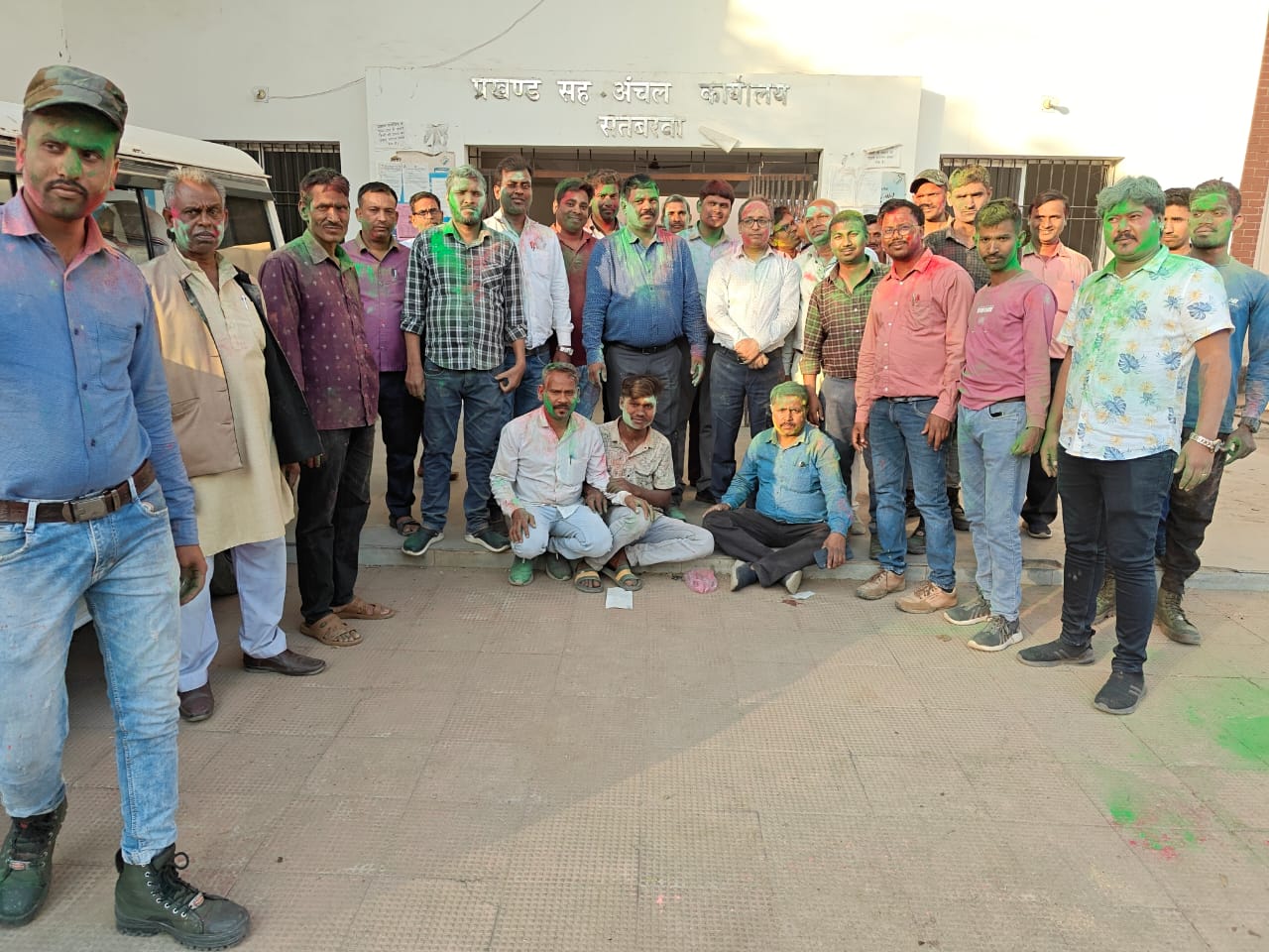 सतबरवा अंचल सह प्रखंड कार्यालय परिसर में होली मिलन समारोह का हुआ आयोजन, उड़े अबीर गुलाल।