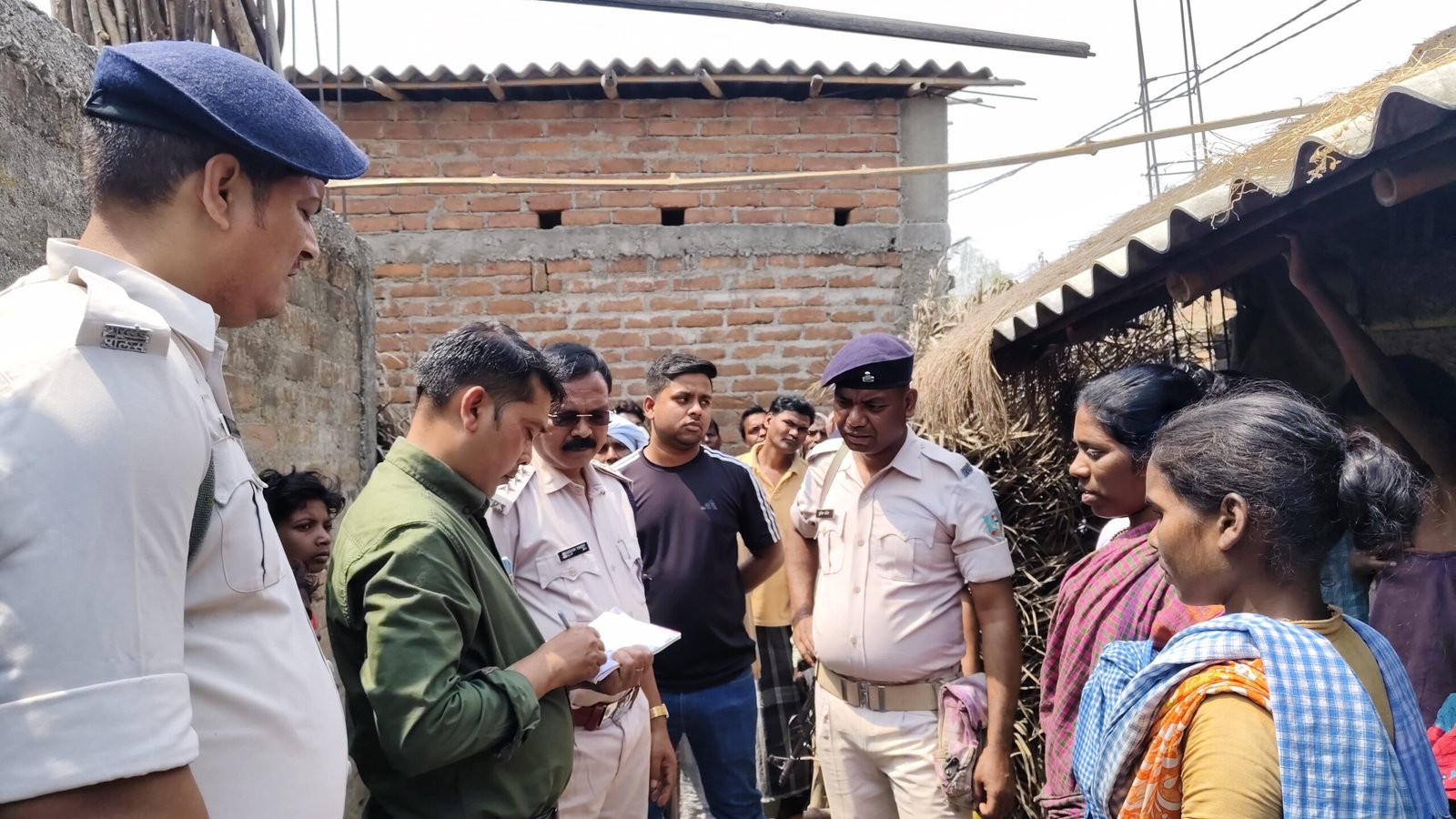 मकई का फसल काटने को लेकर दो पक्षो में मारपीट,महिला समेत आधा दर्जन लोग घायल मकई का फसल काटने को लेकर दो पक्षो में मारपीट,महिला समेत आधा दर्जन लोग घायल