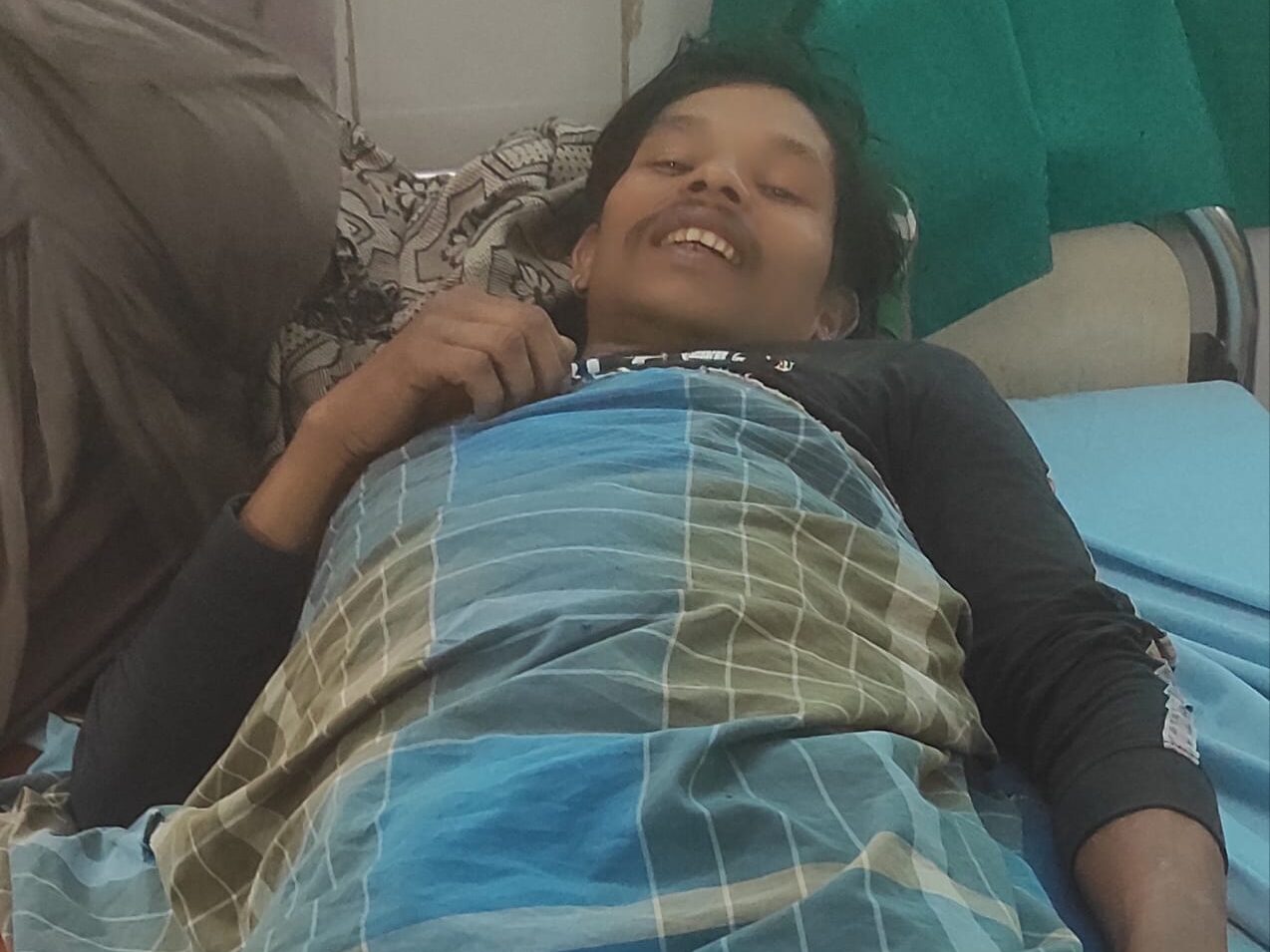 पेड़ से गिरकर युवक घायल,अस्पताल में भर्ती पेड़ से गिरकर युवक घायल,अस्पताल में भर्ती
