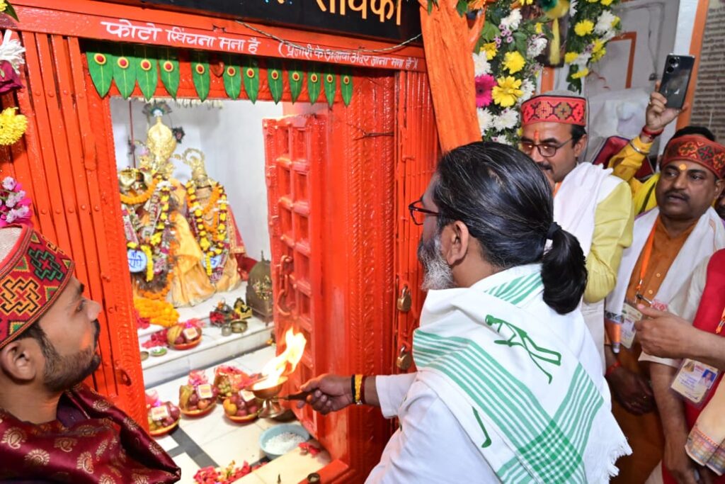 मुख्यमंत्री हेमंत सोरेन ने वैदिक मंत्रोच्चार के बीच श्री बंशीधर नगर मंदिर में की पूजा-अर्चना