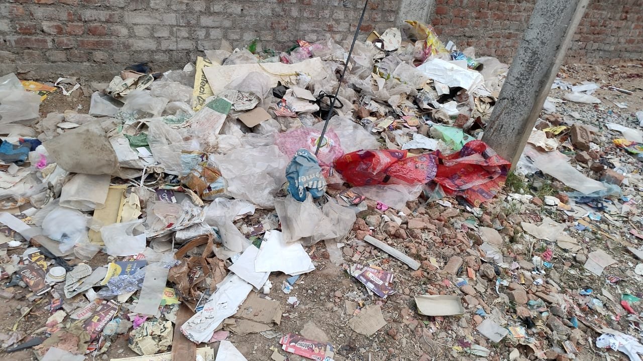 लातेहार:बाजार टाढ़ में मेले के कचरे का अंबार, लोगों ने नगर पंचायत से सफाई की मांग की लातेहार:बाजार टाढ़ में मेले के कचरे का अंबार, लोगों ने नगर पंचायत से सफाई की मांग की