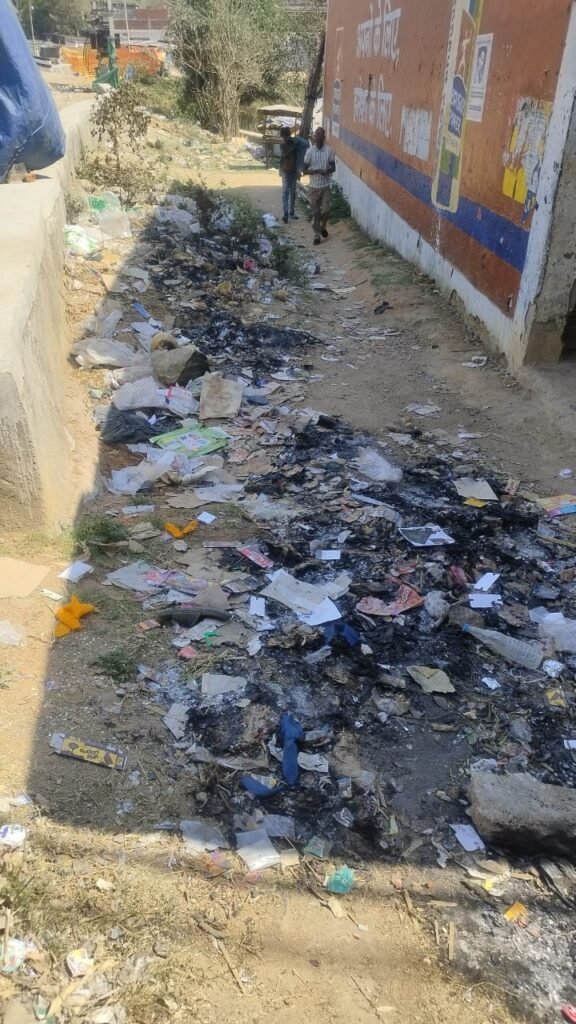 लातेहार:बाजार टाढ़ में मेले के कचरे का अंबार, लोगों ने नगर पंचायत से सफाई की मांग की