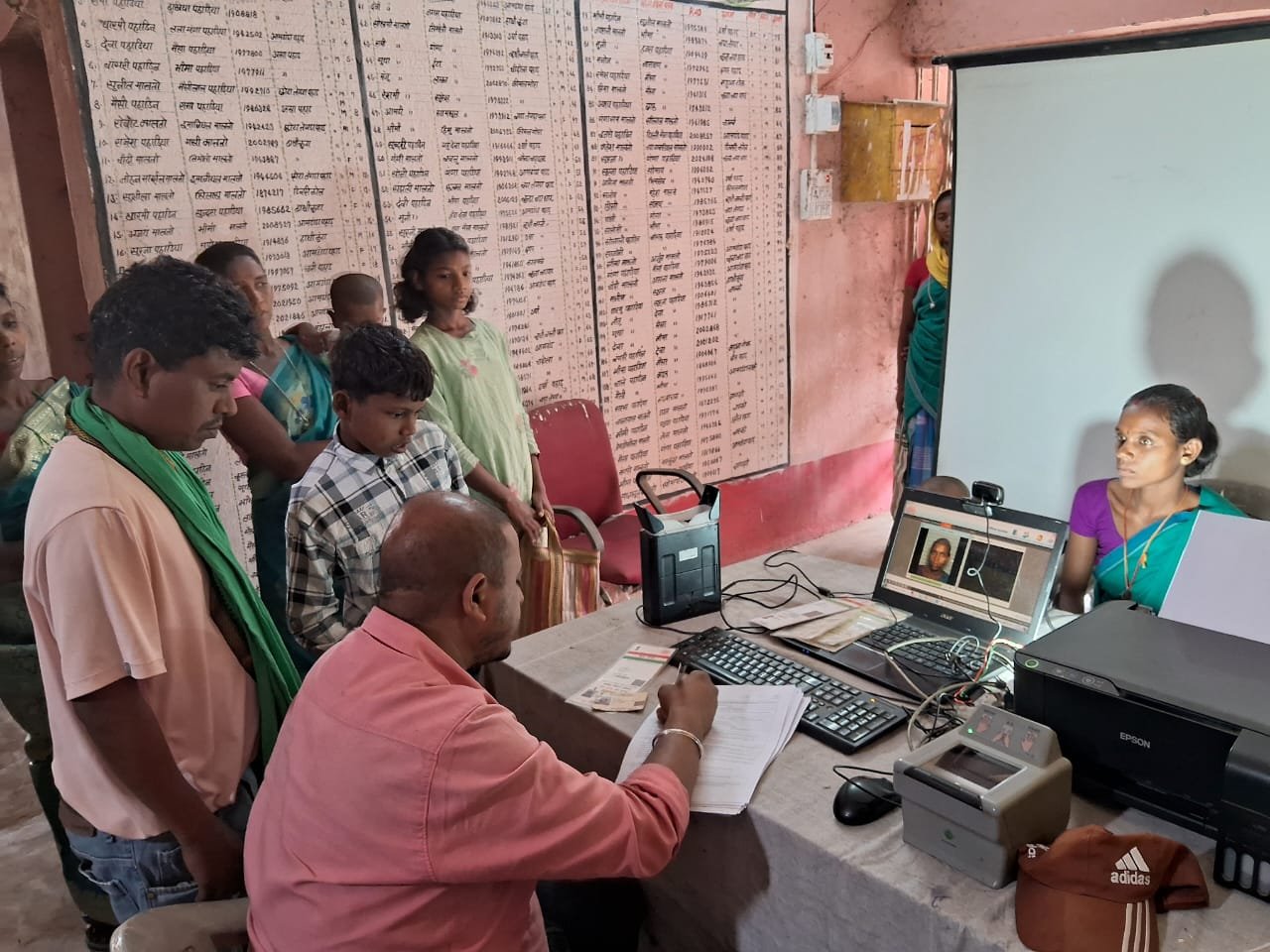 आधार अपडेट व बैंक खाता को एबीपीएस सेवा से अवश्य जोड़े- बीडीओ आधार अपडेट व बैंक खाता को एबीपीएस सेवा से अवश्य जोड़े- बीडीओ