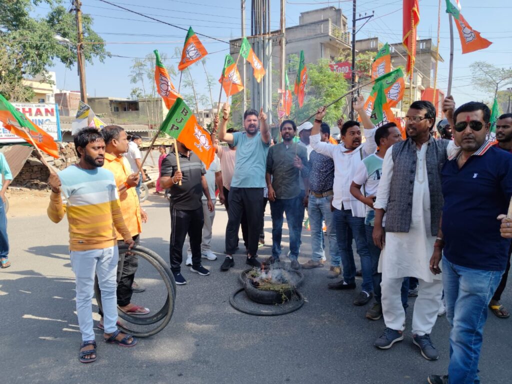 भाजपा नेता अनिल महतो की हत्या के विरोध में रांची बंद, जगह-जगह प्रदर्शन भाजपा नेता अनिल महतो की हत्या के विरोध में रांची बंद, जगह-जगह प्रदर्शन