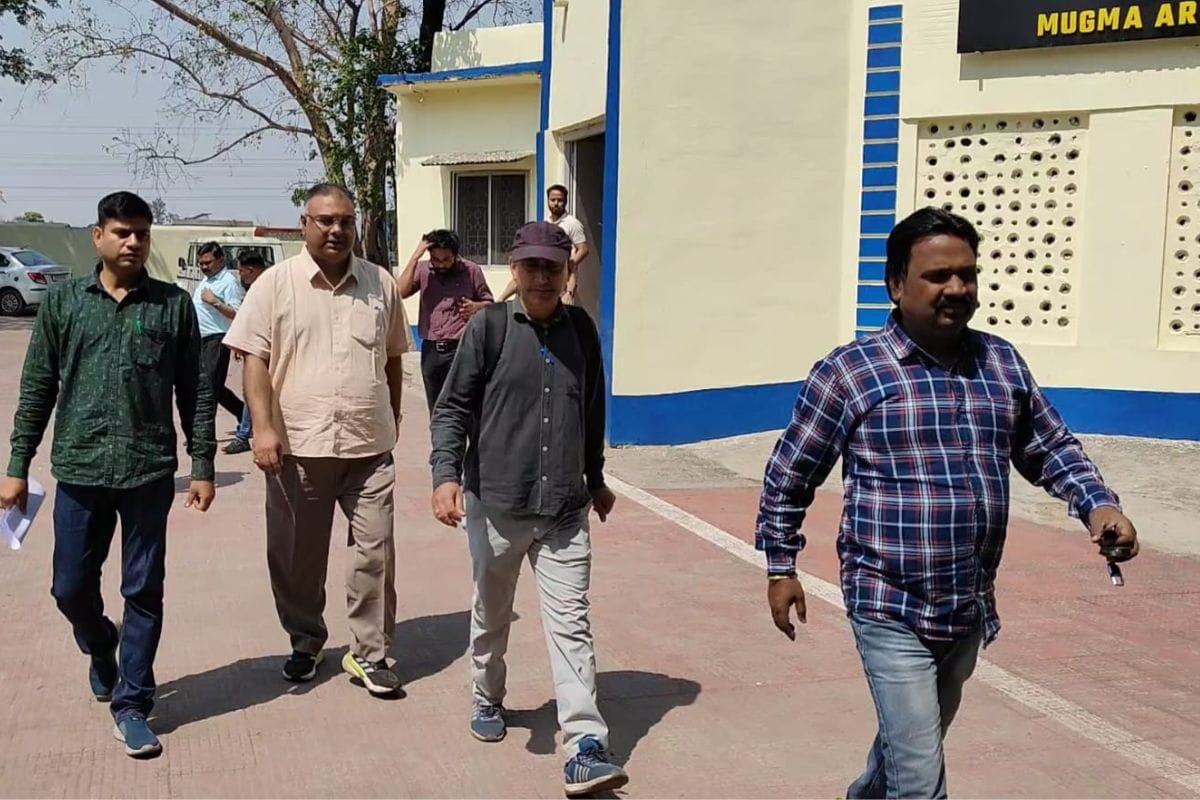 मुगमा एरिया: रिश्वत लेते पीएफ क्लर्क समेत दो गिरफ्तार