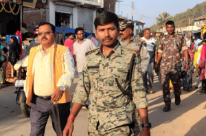 सरयू बाजार में अंचलाधिकारी व थाना प्रभारी ने किया फ्लैग मार्च