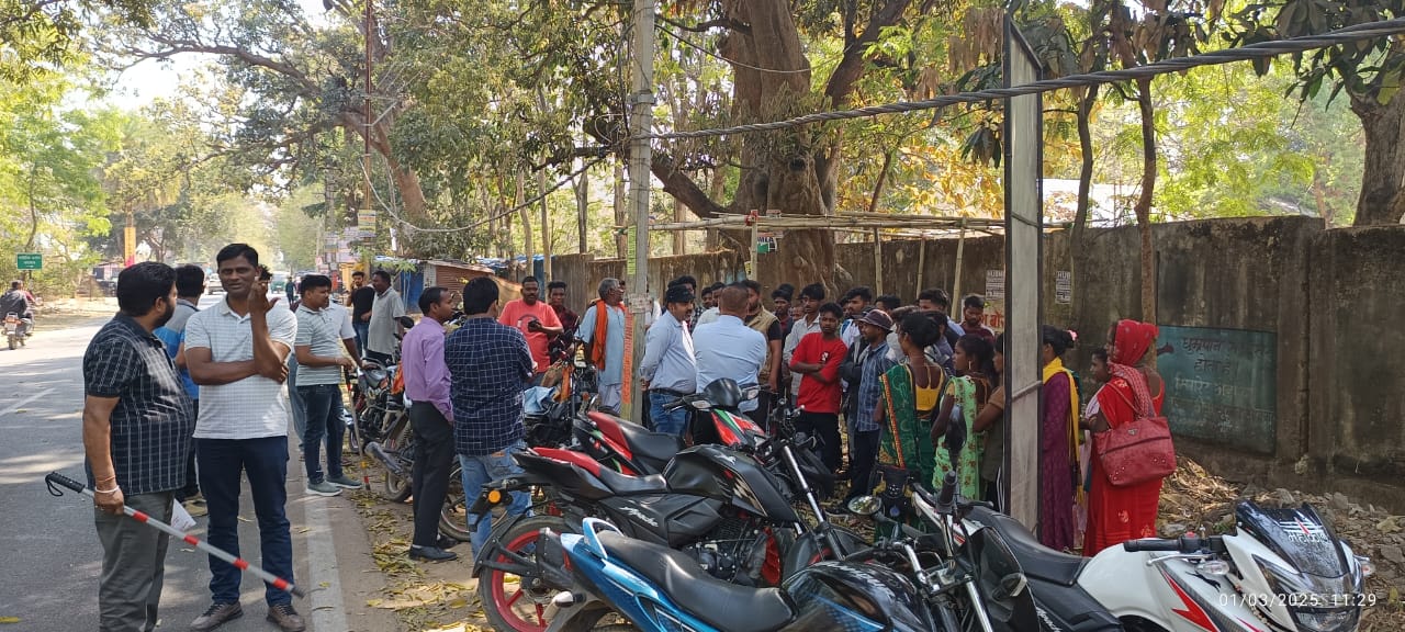 गुमला: वाहन चेकिंग के दौरान चलाया गया सड़क सुरक्षा के द्वारा जागरूकता अभियान