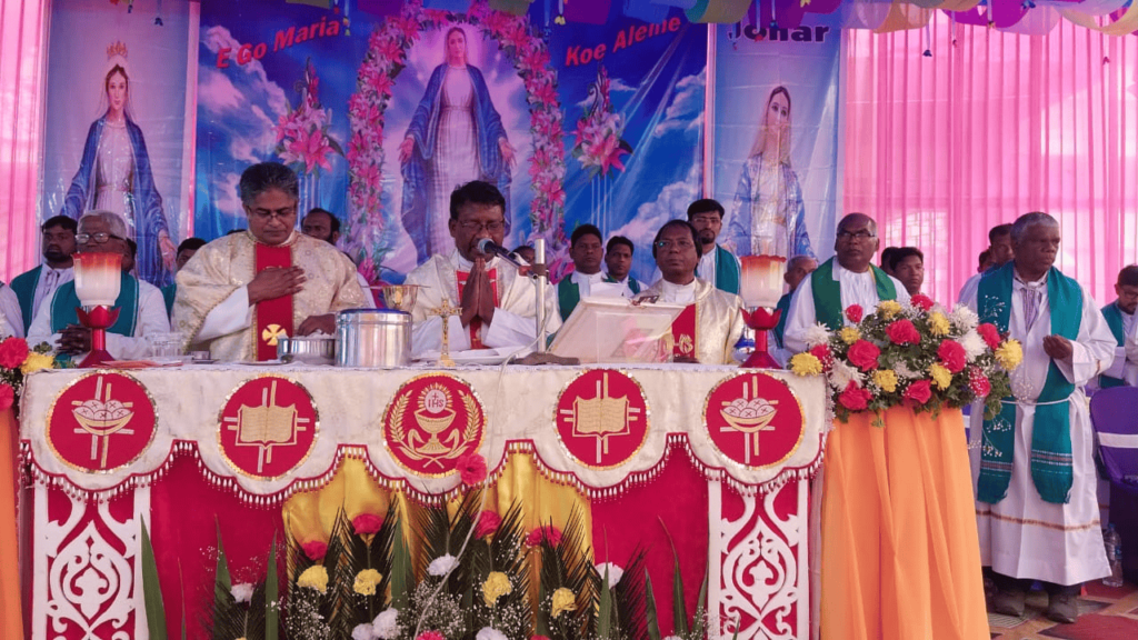 सीतापहाड़ मिशन में धूमधाम से मना हेलमेल पर्व, भक्तों ने गूंजाया "जय जग माता मरियम" सीतापहाड़ मिशन में धूमधाम से मना हेलमेल पर्व, भक्तों ने गूंजाया "जय जग माता मरियम"